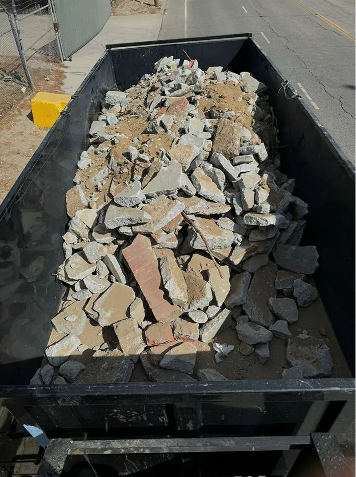 Contenedor lleno de restos de obra y cascotes
